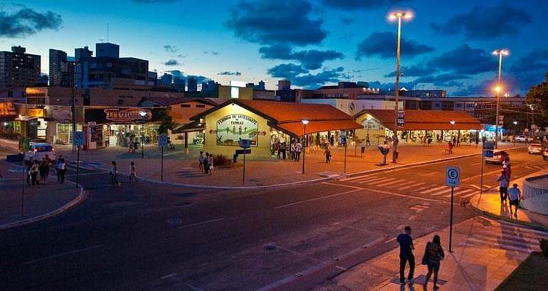 feira de artesanato de Tambaú no crepúsculo