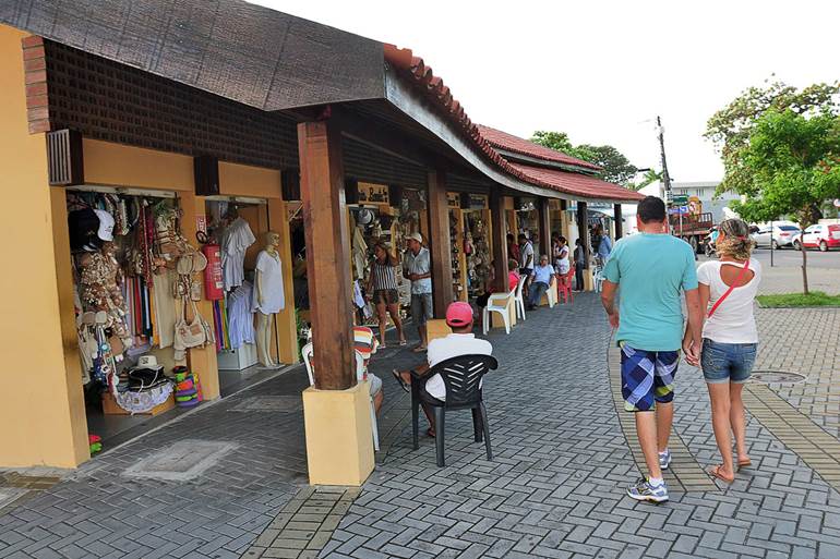 feira de artesanato de Tambaú com pessoas