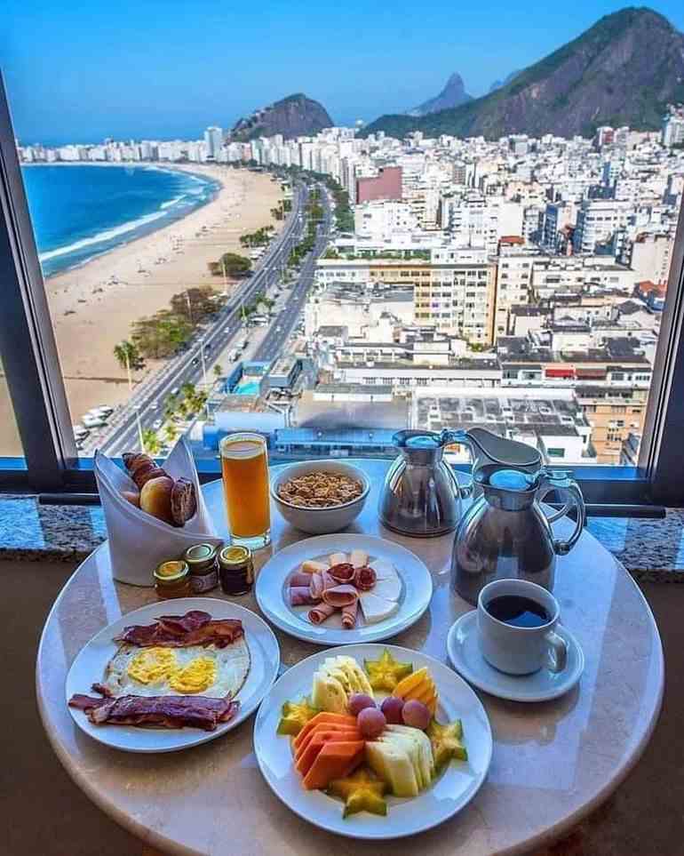 mesa de café da manhã simples de aniversário