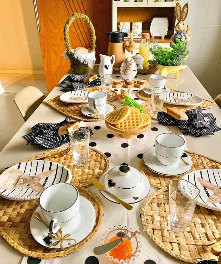 mesa de café da manhã simples para aniversário