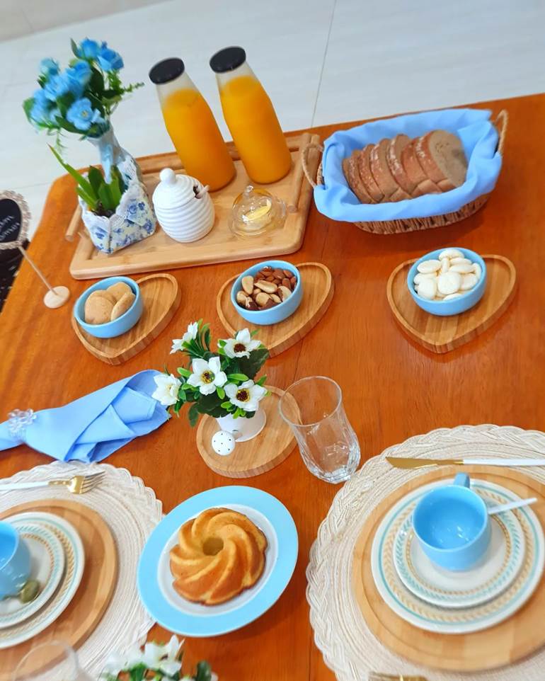 mesa de café da manhã simples para duas pessoas
