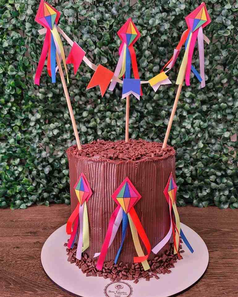 bolo de chocolate com bandeirinhas e baloes
