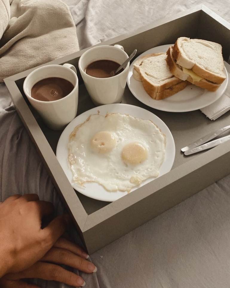 Café da manhã na cama com ovo