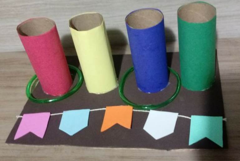 Jogo de argolas com rolo de papel higiênico