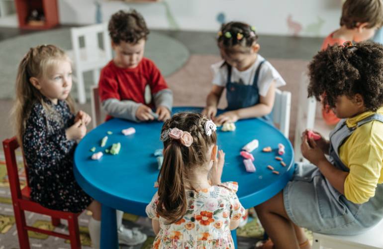 Como amolecer massinha com crianças