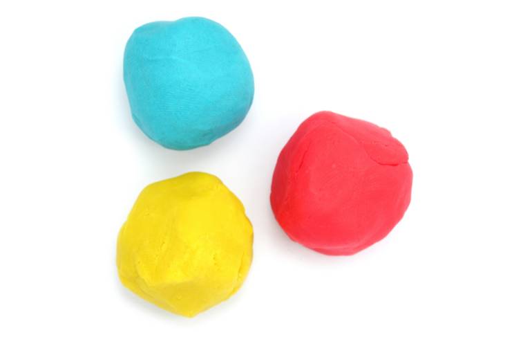 Massinha colorida em bola