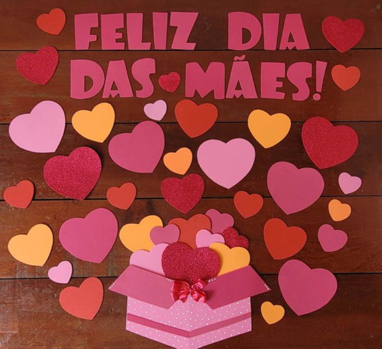 Cartaz dia das mães com corações com glitter