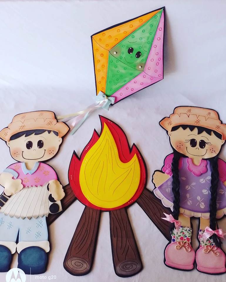 Painel junino com balão e fogueira