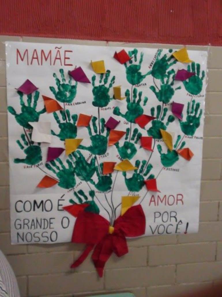 Cartaz dia das mães com mãos