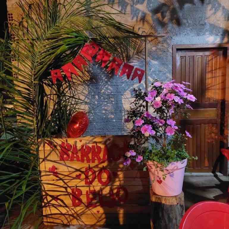 barraca do beijo festa junina com bandeira vermelha