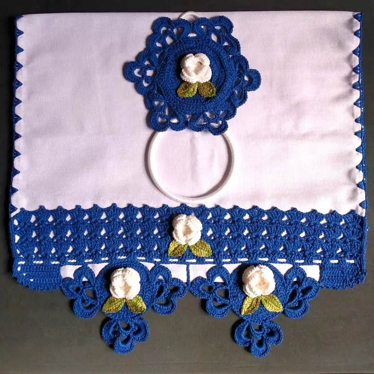 Barrado de crochê azul com flores brancas