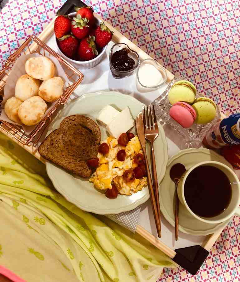 Café da manhã com macarron