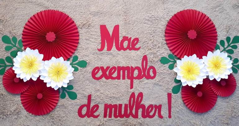 cartazes para o dia das mães com frase e flores