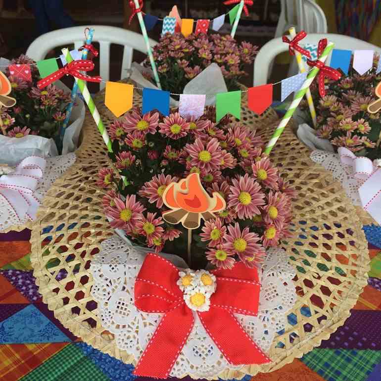 centro de mesa festa junina com chapéu de palha