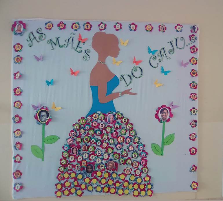 Cartaz de dia das mães com mulher e saia de flores