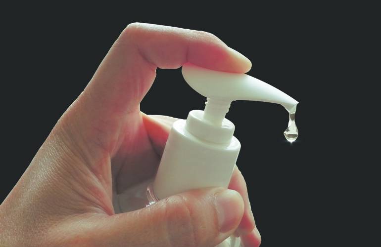 como tirar tinta de caneta de bolsa de couro alcool