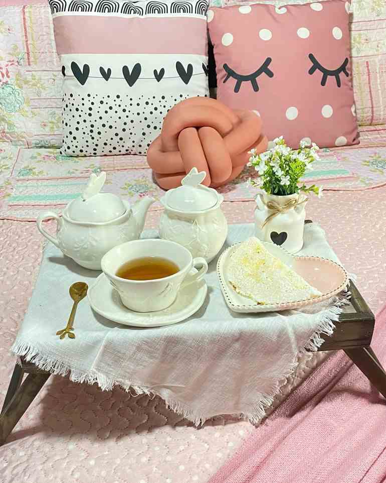 Café da manhã com cama rosa