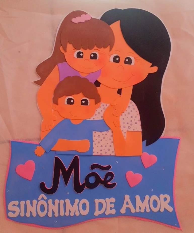 Cartaz dia das mães com família e frase