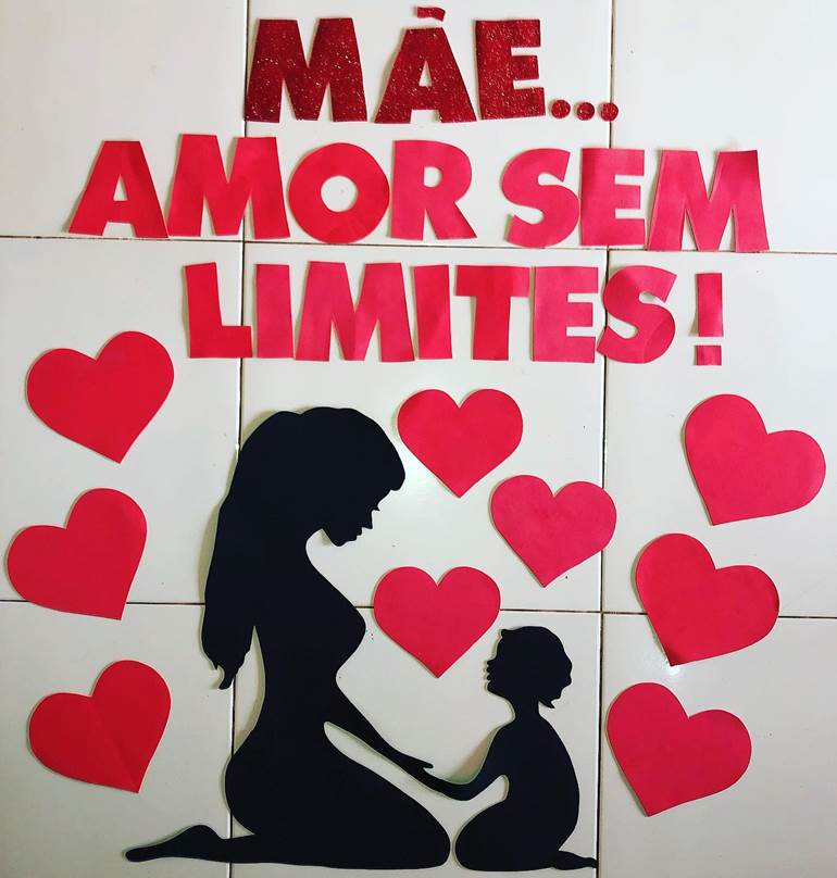 Cartaz de dia das mães com filho