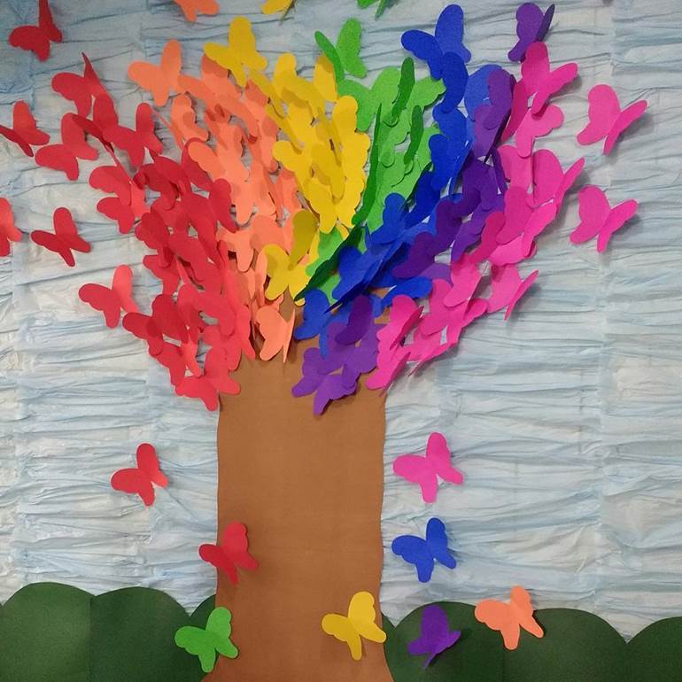 Cartaz de dia das mães com árvore de borboletas