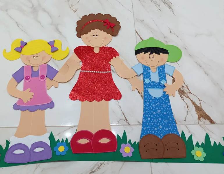 Cartaz dia das mães com grama e família