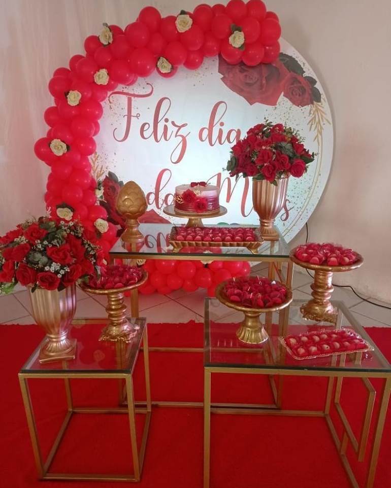 Decoração dia das mães com balões e flores brancas