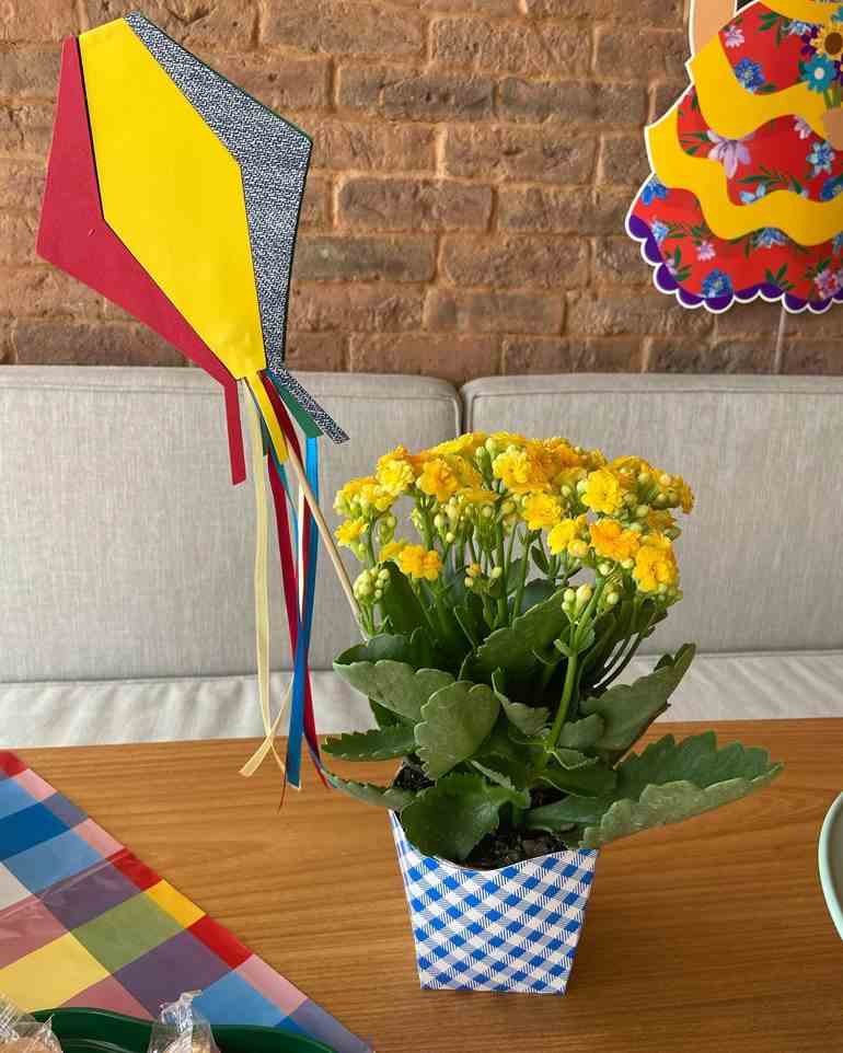 Centro de mesa de flores com balão