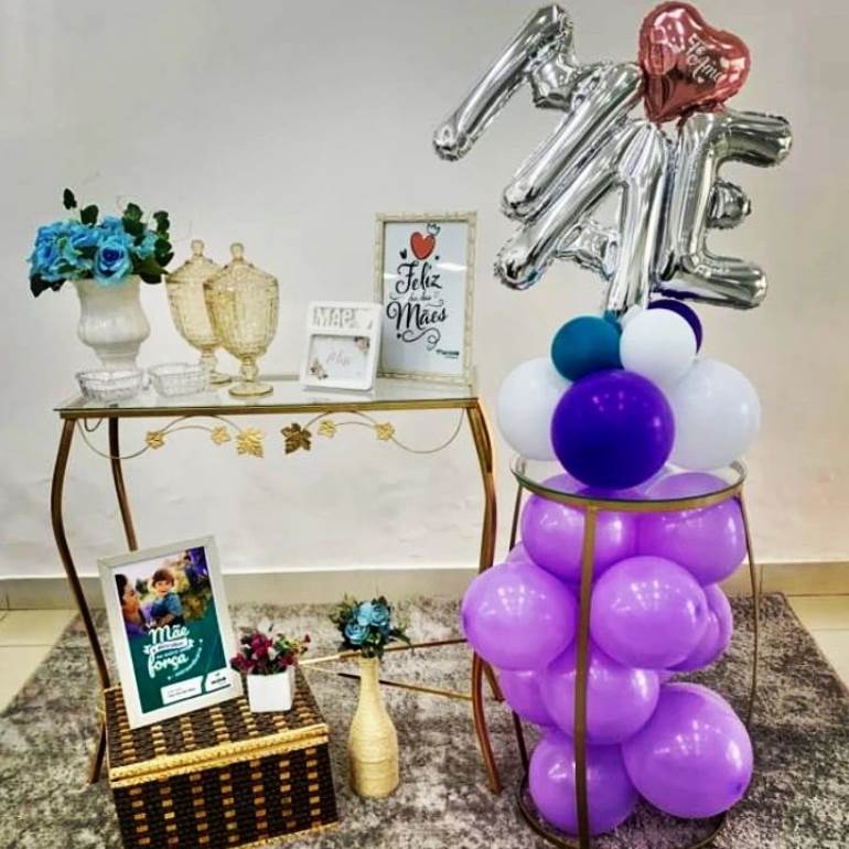 Decoração dia das mães com balões pratas e roxos
