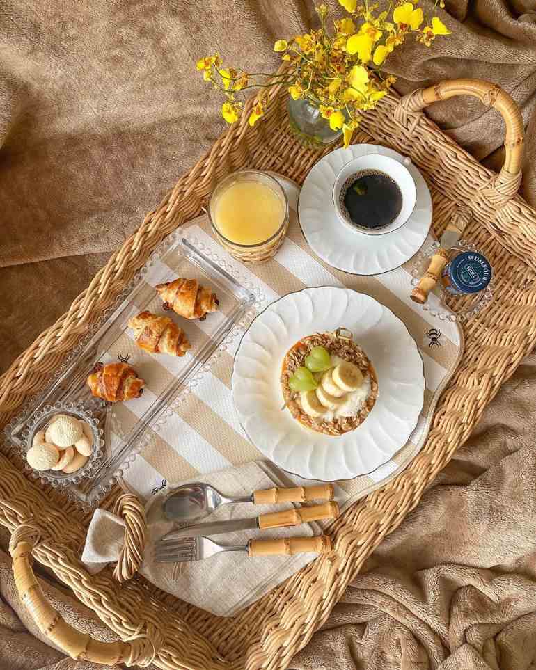 Café da manhã com flores amarelas