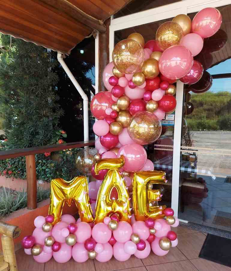 Decoração dia das mães com balões dourados e rosa