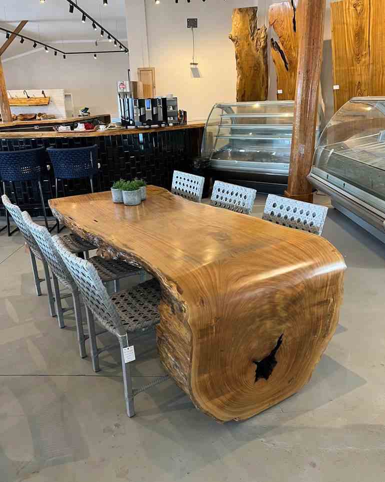 Mesa de madeira com cadeiras