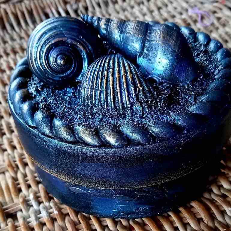 Pote azul de conchas do mar