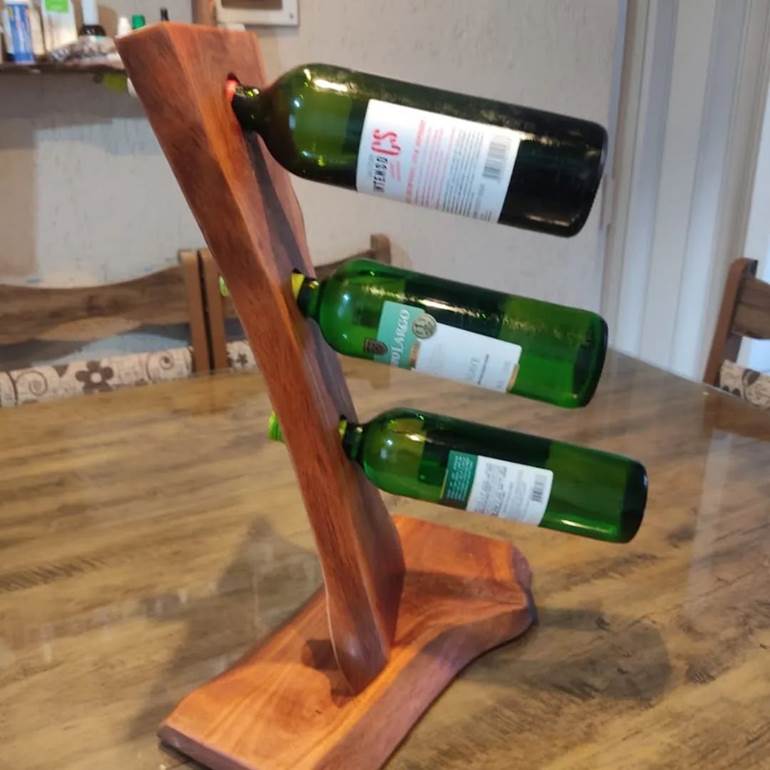Porta vinho de madeira com 3 garrafas