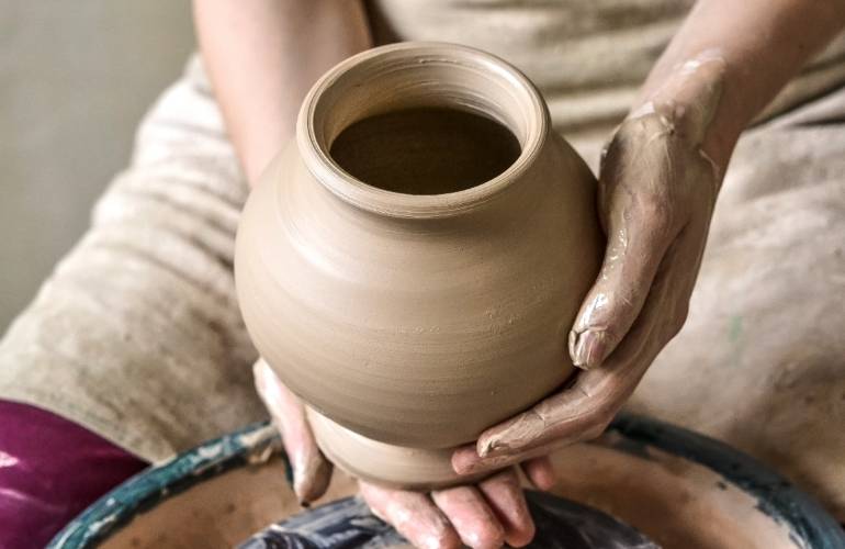 Como amolecer argila dura rapidamente de recipiente