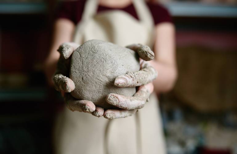 Como amolecer argila dura rapidamente