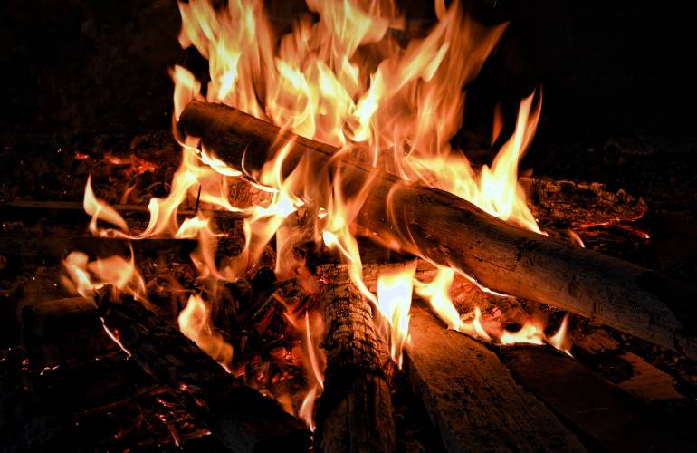 fogueira com lenha junina