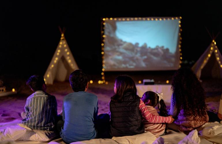 Crianças de férias vendo filme