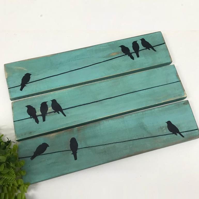 Placa de madeira com pássaros