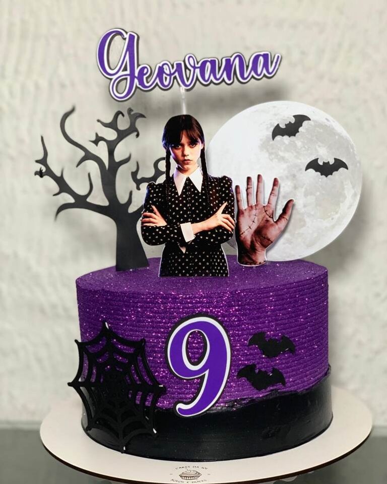 Bolo da Wandinha: 50 modelos para arrepiar sua festa - Artesanato Passo ...