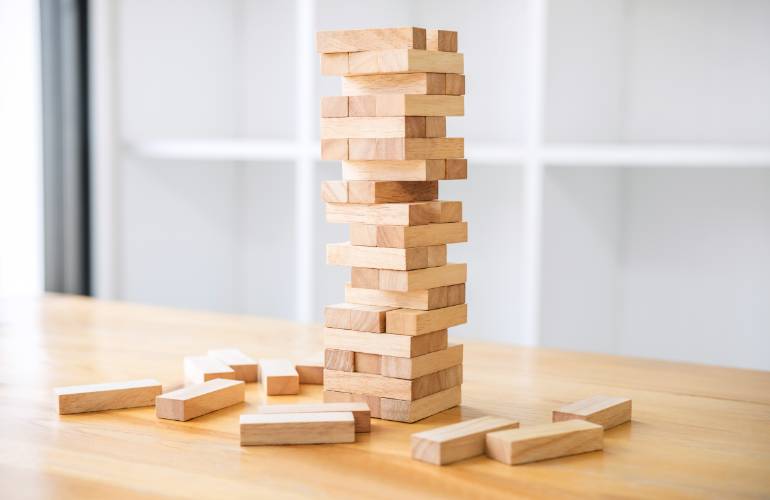 Atividades para crianças de 3 anos torre de blocos