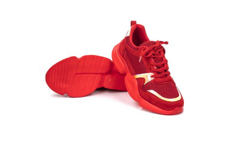 Como lavar tênis na máquina tenis vermelho