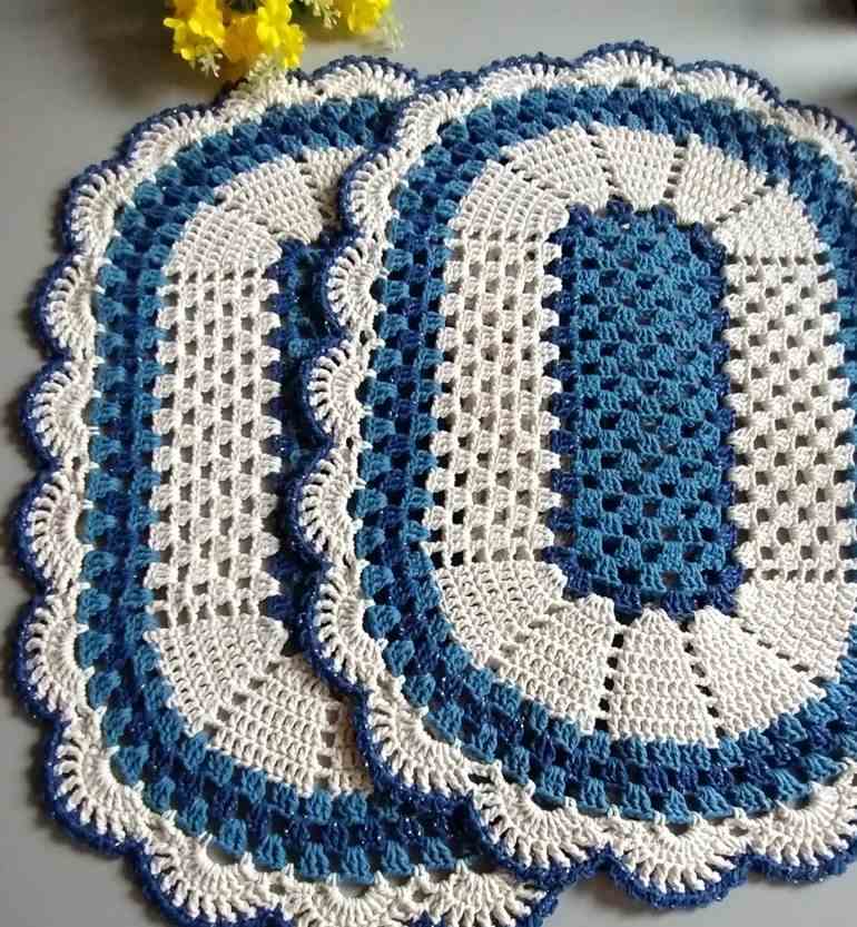 Tapete de crochê branco e azul