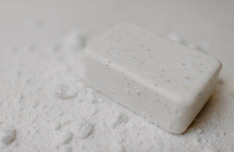 como tirar graxa de roupa com sabao