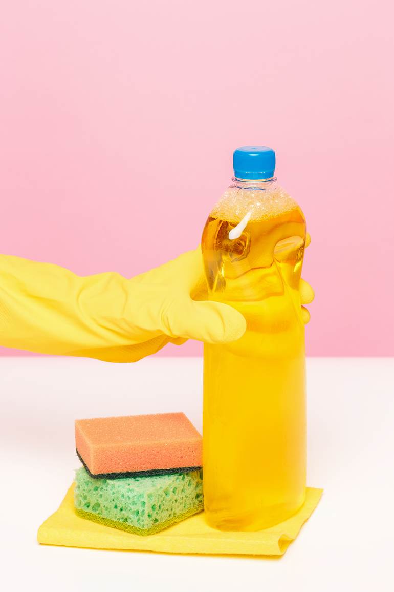 como tirar graxa de roupa com detergente