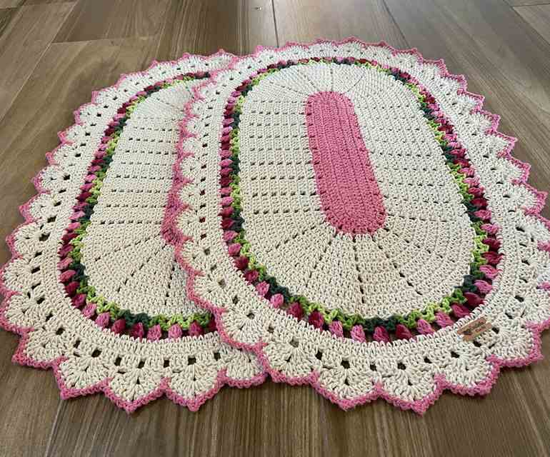 Tapete de crochê branco com rosa pastel
