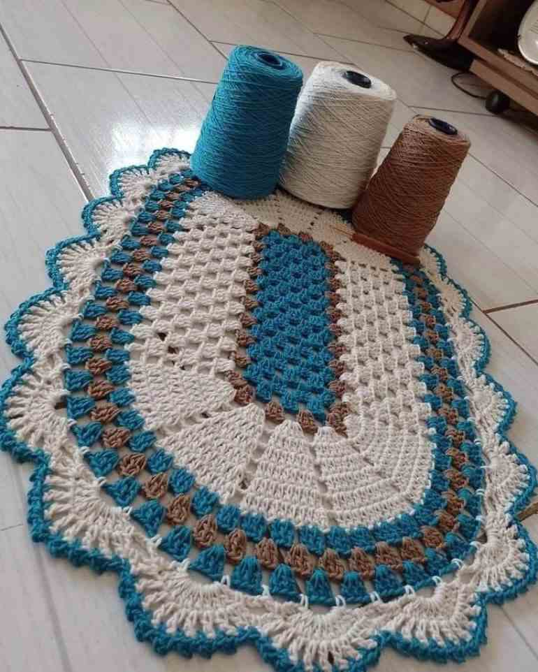 Tapete de crochê branco com marrom e azul