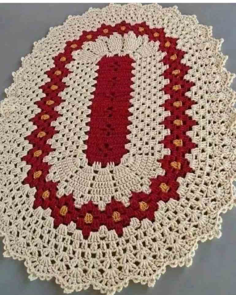 Tapete de crochê vermelho e branco