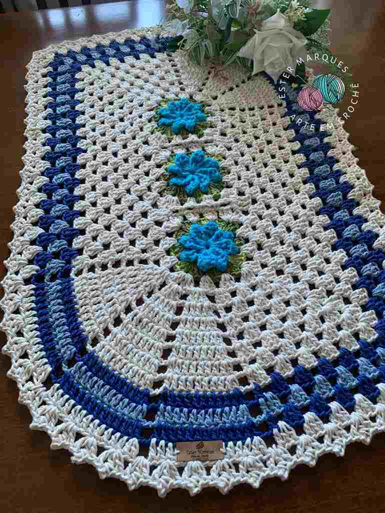 Tapete de crochê branco com flor
