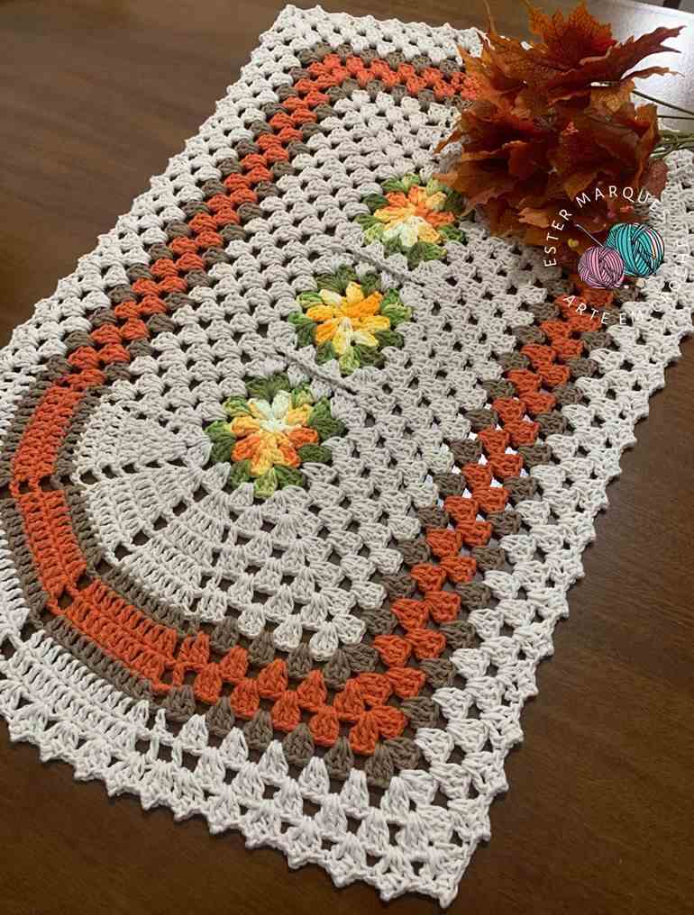 Tapete de crochê laranja com flor