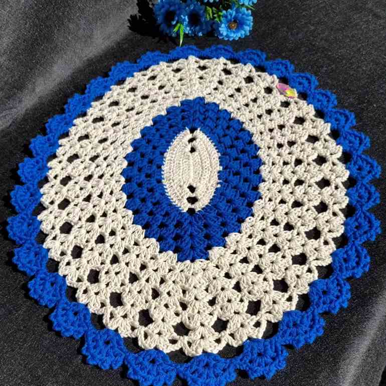 Tapete de crochê oval branco e azul